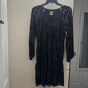 cute flowy dress, never been worn, tags still on. Taylor brand c, black carob